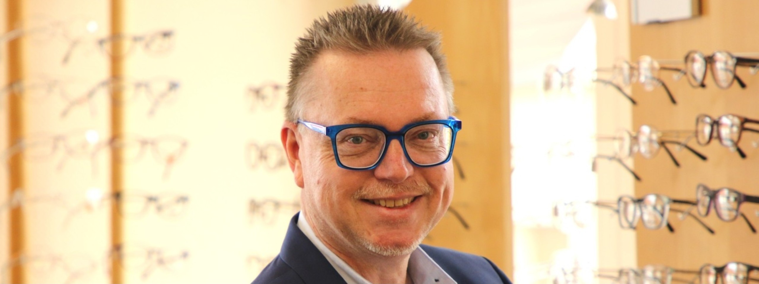 Brillenmode Herr Schulze mit modischer Brille